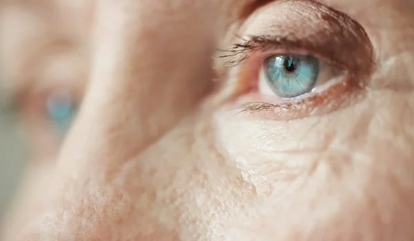 look-old-lonely-woman